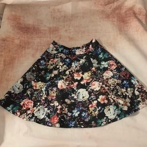 2/$40 Lovely floral mini skirt Dex 1965 size XS